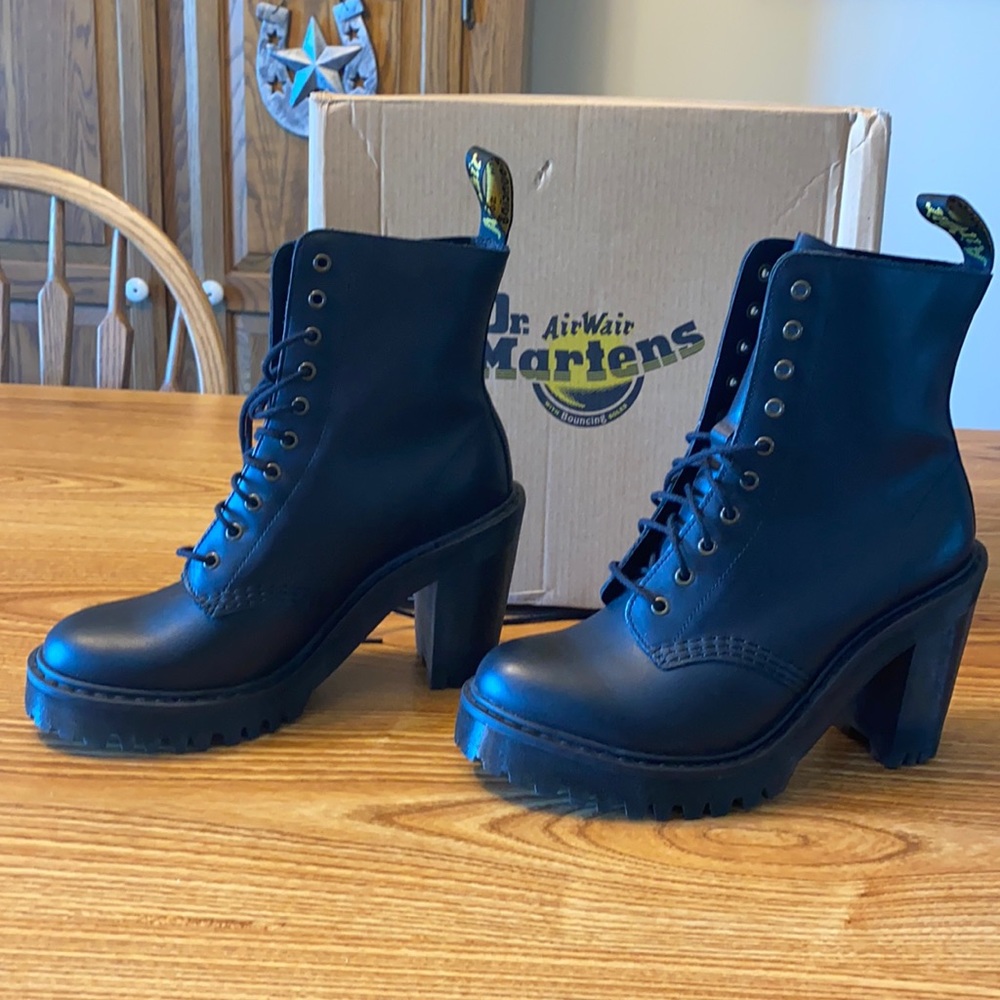 New KENDRA Dr. Martens AirWair lace-up platform boots US size 6